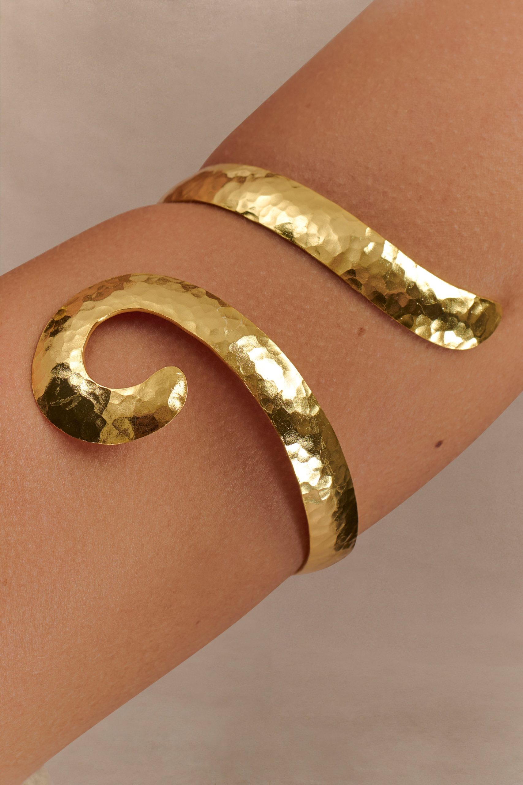 Hyacinth Textured Swirl Arm Band - Gold - Image 3